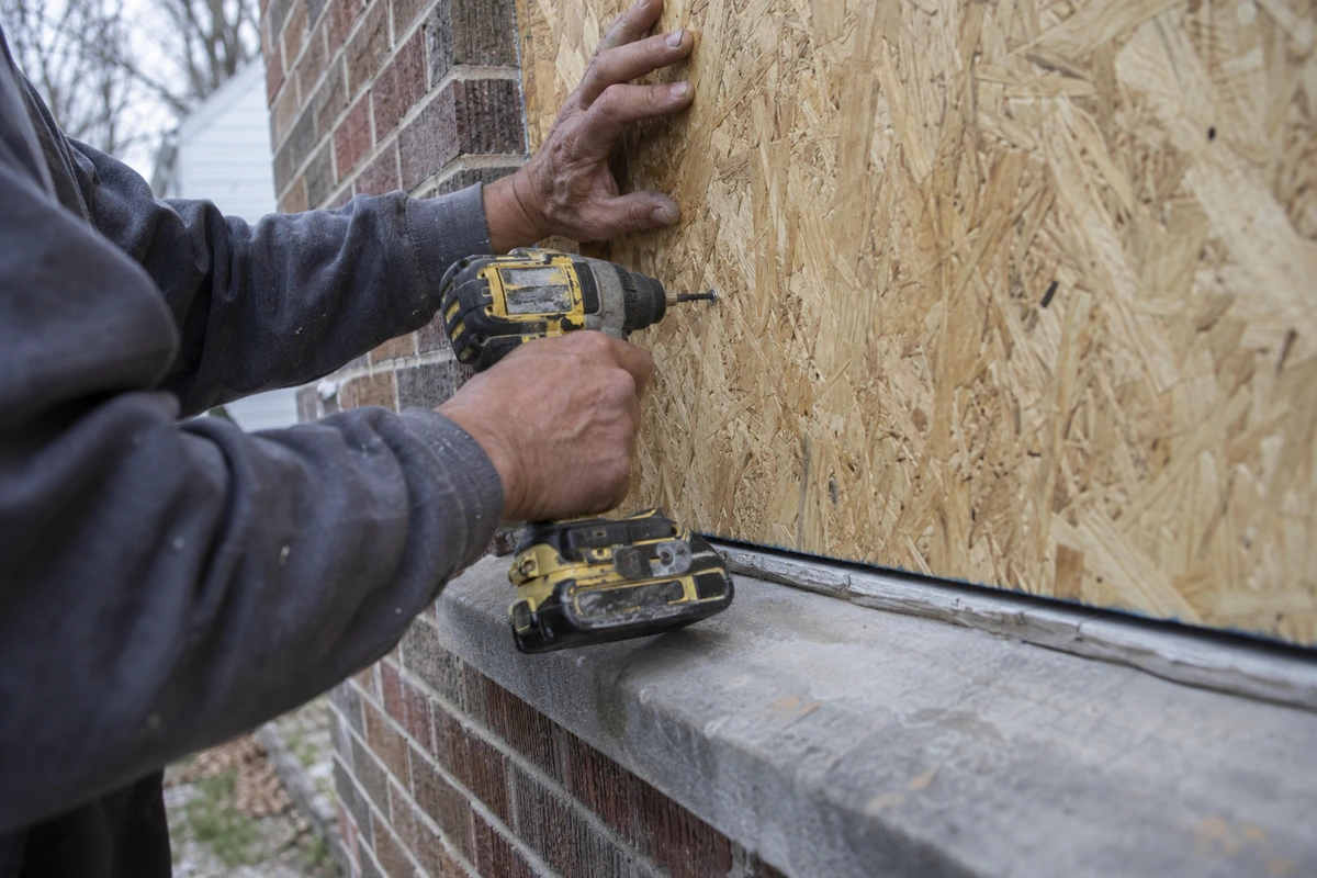 Emergency board up contractor